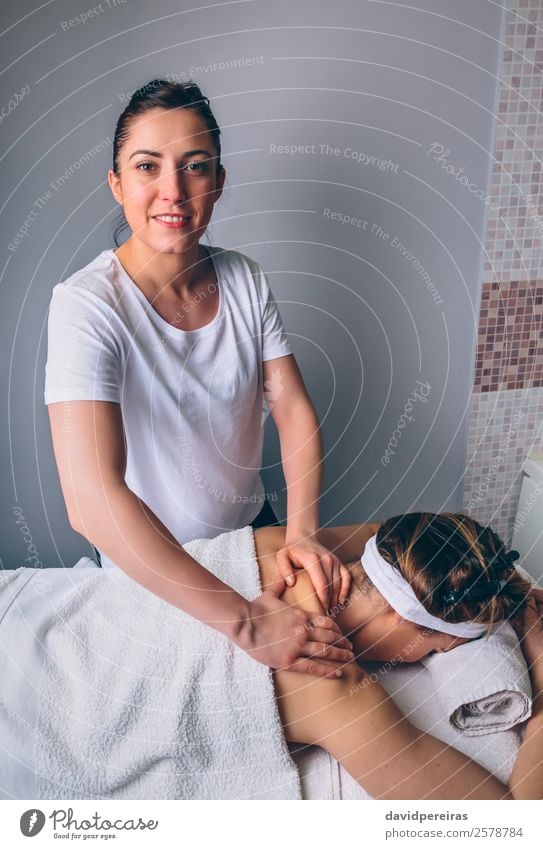Massage-Therapeutin bei der Behandlung von Frauen in der Klinik Glück schön Körper Haut Gesundheitswesen Medikament Wellness Erholung Spa Arzt Mensch Erwachsene