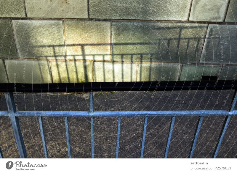 Geländer mit doppeltem Schatten Treppengeländer Brückengeländer Wand Mauer Grenze Barriere Verbote Absperrgitter separat bereich Licht Lichtspiel