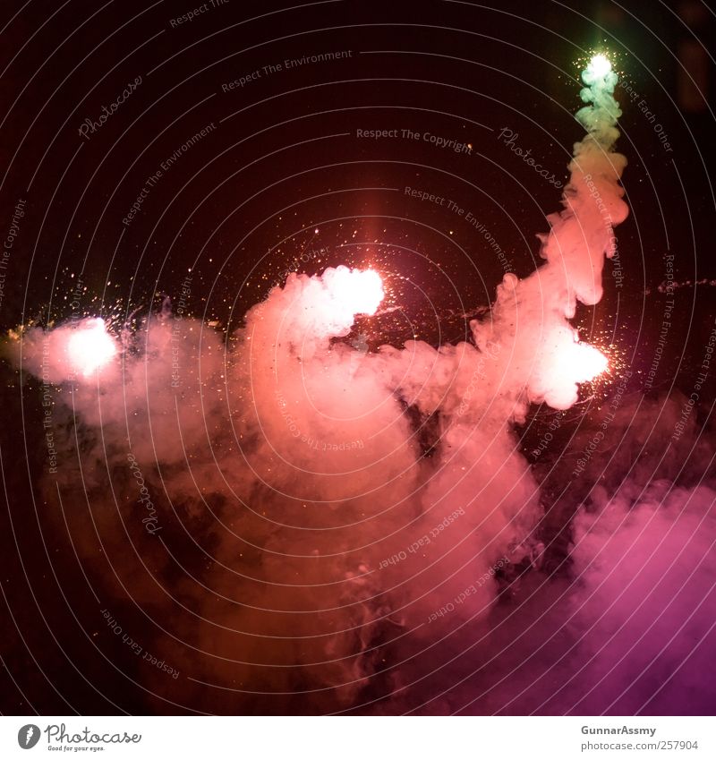 quaternary Silvester u. Neujahr Veranstaltung Feuer glänzend leuchten ästhetisch außergewöhnlich Coolness gelb grün violett rosa rot schwarz Farbfoto mehrfarbig