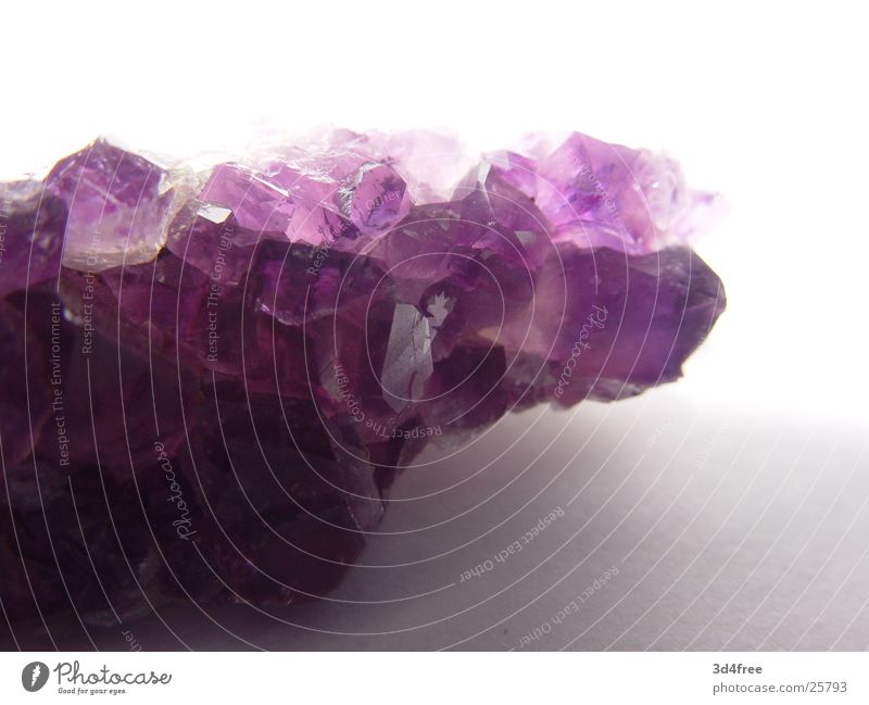 teures Steinchen Edelstein teuer Kostbarkeit violett Kristallstrukturen Makroaufnahme
