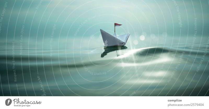 kleines Papierschiff mit Fahne auf dem Meer Glück Gesundheit Alternativmedizin harmonisch Erholung ruhig Meditation Schwimmen & Baden Ferien & Urlaub & Reisen