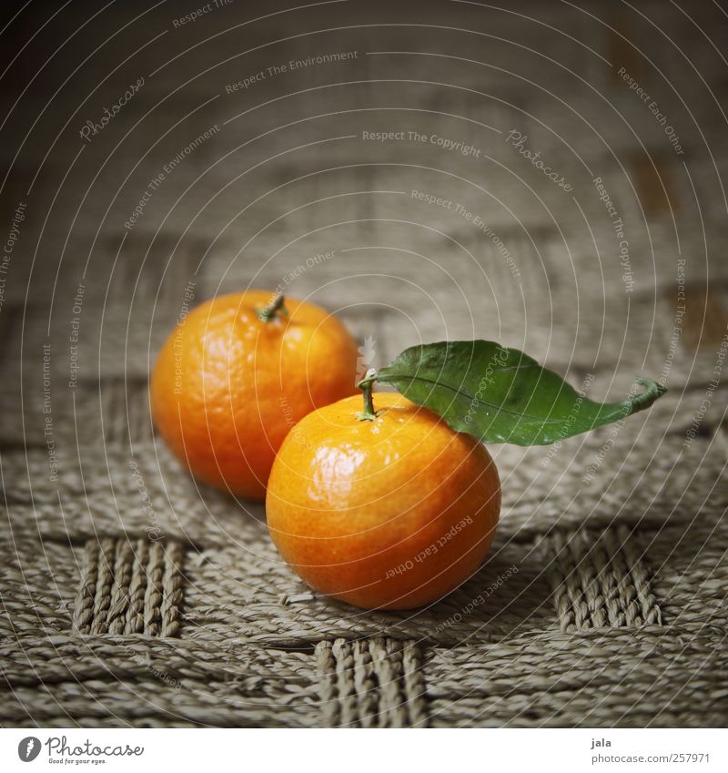 clementine Lebensmittel Frucht Mandarine Ernährung Vegetarische Ernährung Gesundheit lecker süß gelb Vitamin orange Blatt Farbfoto Innenaufnahme Menschenleer