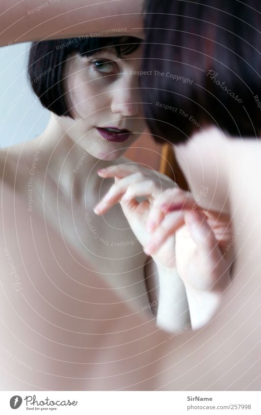 187 [made up] schön Körperpflege Lippenstift Model feminin Mensch schwarzhaarig Spiegel Blick träumen ästhetisch Erotik nackt Erwartung Identität rein Symmetrie