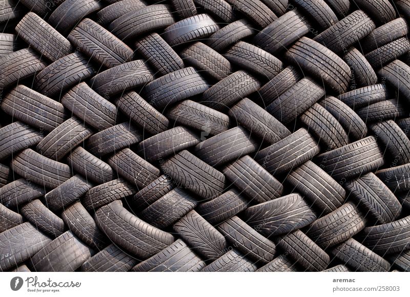 Gummitwist Autofahren Fahrzeug PKW trashig schwarz Ordnungsliebe Autoreifen Reifen Farbfoto Außenaufnahme Detailaufnahme abstrakt Muster Strukturen & Formen