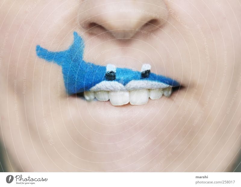 Haifischalarm Mensch Haut Kopf Gesicht Mund Lippen Zähne Tier Fisch 1 gruselig blau bedrohlich Schminken Karneval angemalt lustig bissig Wal Farbfoto
