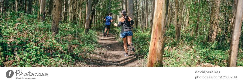 Junge Frau und Mann auf Spurensuche Lifestyle Abenteuer Sport Mensch Erwachsene Paar Natur Baum Wald Wege & Pfade Fitness authentisch Geschwindigkeit anstrengen