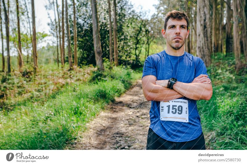 Männlicher Trail-Athlet posiert mit Startnummer Lifestyle Sport Mensch Mann Erwachsene Natur Baum Wald Wege & Pfade authentisch selbstbewußt Stolz Konkurrenz
