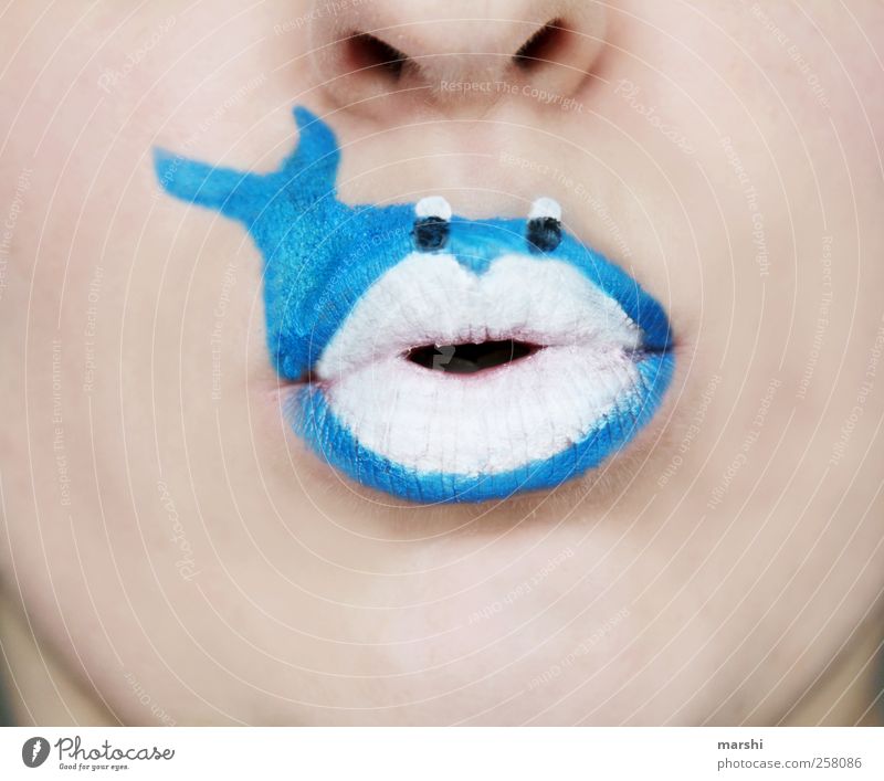 Blauwal Mensch Haut Kopf Gesicht Mund Lippen Tier Wildtier Tiergesicht 1 blau weiß Fisch Schminke angemalt hellhäutig Symbole & Metaphern Meeressäuger