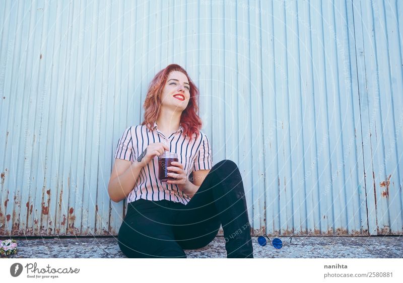 Junge glückliche Frau an einer blauen Wand Getränk Erfrischungsgetränk Tee Lifestyle Freude Wellness Wohlgefühl Freizeit & Hobby Mensch feminin Junge Frau