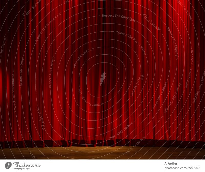 Vorhang auf Theaterschauspiel Bühne Veranstaltung rot Scheinwerfer Faltenwurf Farbfoto Innenaufnahme Menschenleer Textfreiraum links Textfreiraum rechts
