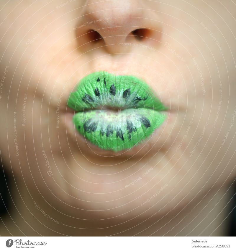 jetzt mit Geschmack Lebensmittel Frucht Kiwi Ernährung Gesicht Schminke Lippenstift Mensch Nase Mund 1 Pflanze Küssen nah Farbfoto Tag Schwache Tiefenschärfe