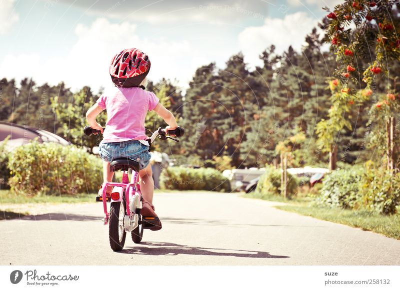 Rücktritt Sommer Fahrradfahren lernen Mensch Kind Kleinkind Mädchen Kindheit 1 3-8 Jahre Umwelt Schönes Wetter Verkehrswege Wege & Pfade Helm blond klein
