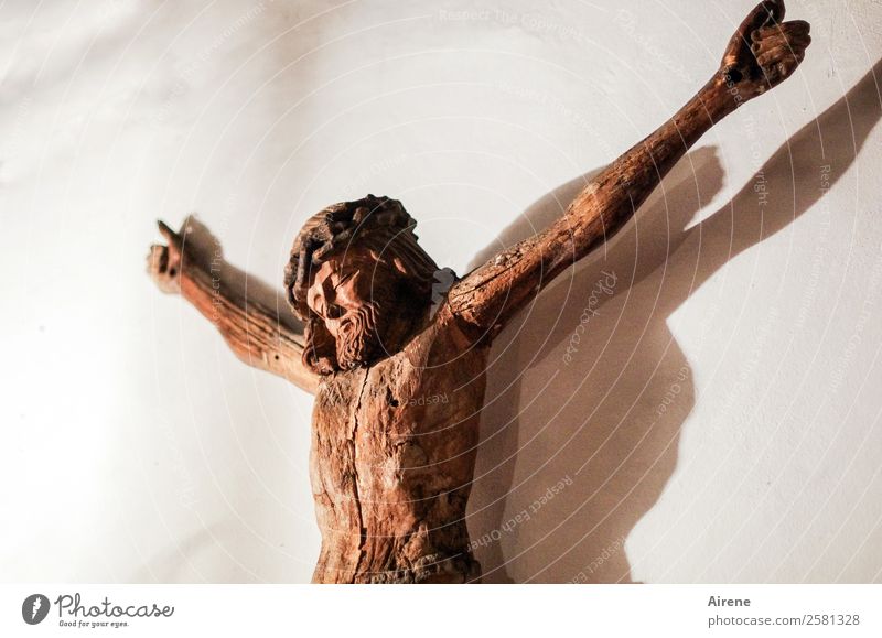 misshandelt Oberkörper 1 Mensch Kunstwerk Skulptur Kruzifix Holzfigur Schnitzereien Jesus Christus Hausaltar Kreuz hängen historisch braun Trauer Tod Schmerz