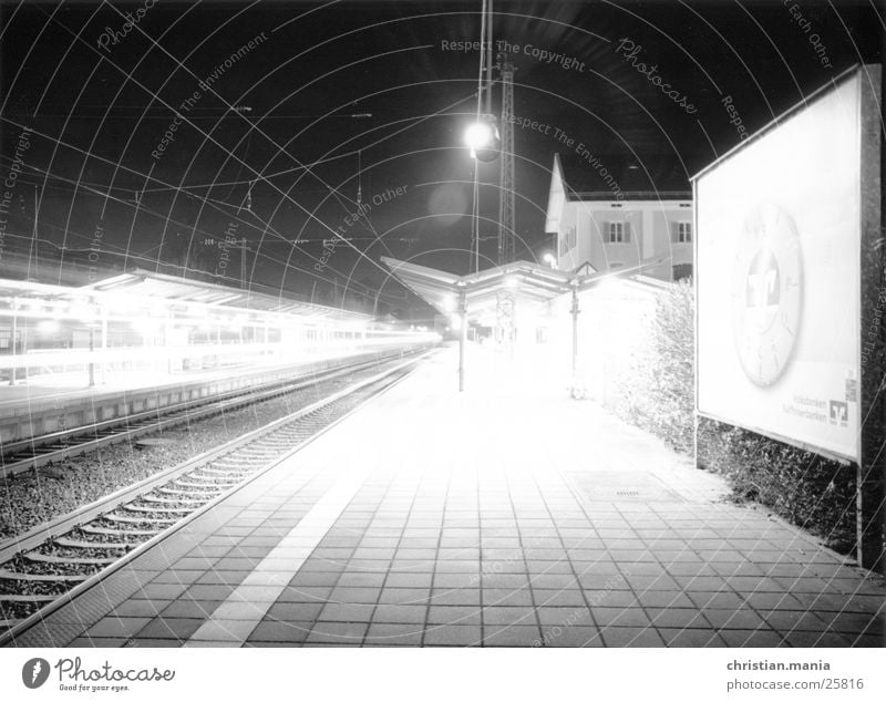Bahnhof Nacht Eisenbahn Licht Langzeitbelichtung Verkehr Schatten Beleuchtung