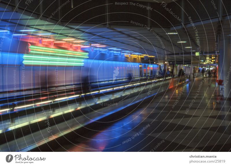 Neonlicht Licht Leuchtstoffröhre Laufband Architektur Flughafen modern