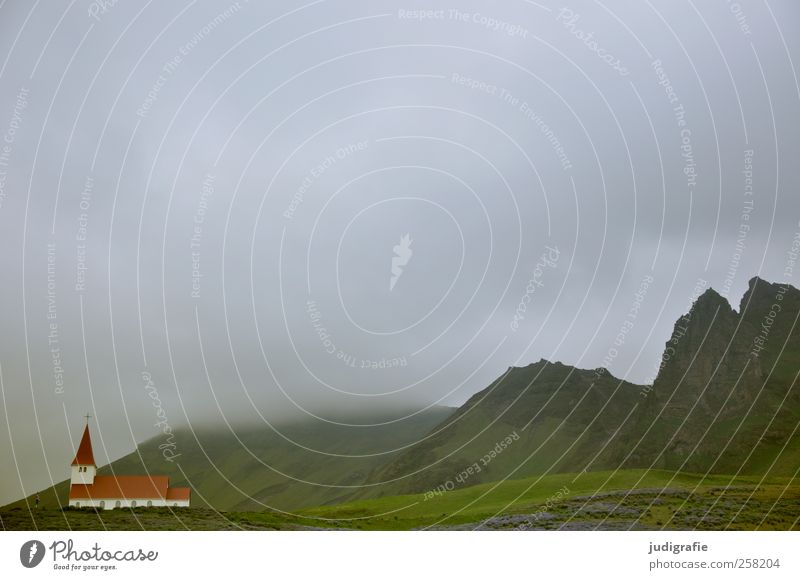 Island Umwelt Natur Landschaft Urelemente Himmel Wolken Unwetter Hügel Felsen Berge u. Gebirge vík í mýrdal Dorf Kirche Bauwerk Gebäude dunkel kalt Spitze