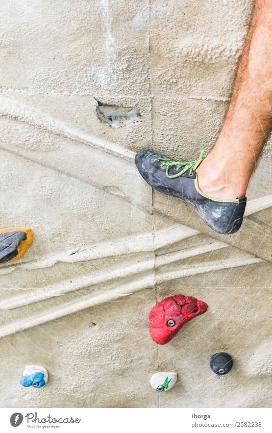 Ein Mann, der das Klettern an einer künstlichen Wand in Innenräumen übt. Lifestyle Freude Freizeit & Hobby Sport Bergsteigen Erwachsene Beine Fuß 18-30 Jahre