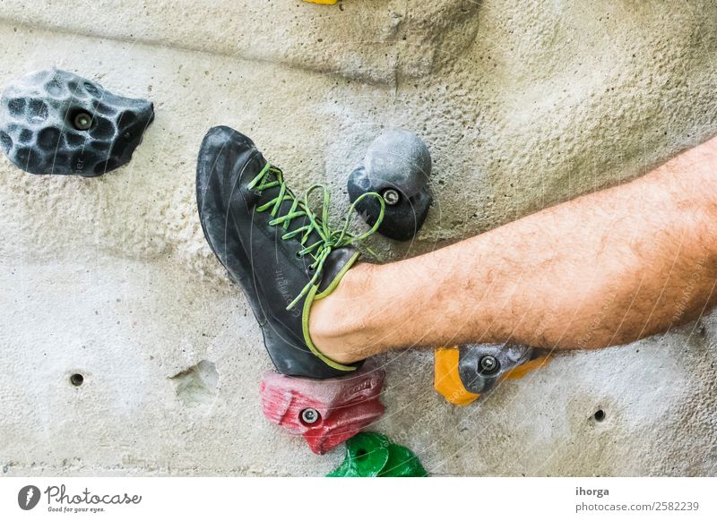 Ein Mann, der das Klettern an einer künstlichen Wand in Innenräumen übt. Lifestyle Freude Freizeit & Hobby Sport Bergsteigen maskulin Erwachsene Beine Fuß