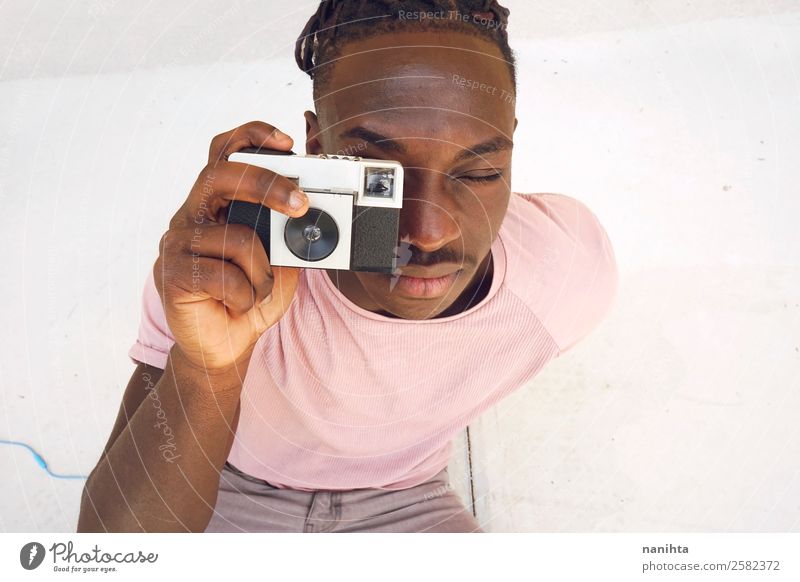 Junger Mann beim Fotografieren mit einer alten Kamera Lifestyle Stil Design Freizeit & Hobby Fotokamera Mensch maskulin Jugendliche Erwachsene 1 13-18 Jahre