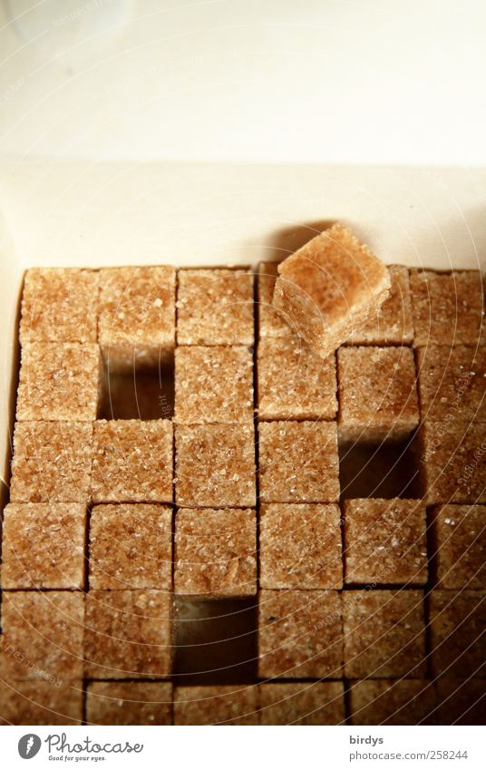 Zuckerwürfel aus braunem Zucker Würfelzucker Brauner Zucker süß Kohlenhydrate Süßwaren viele fehlernährung Ernährung Kalorie Kalorienreich Energiespender Gefahr