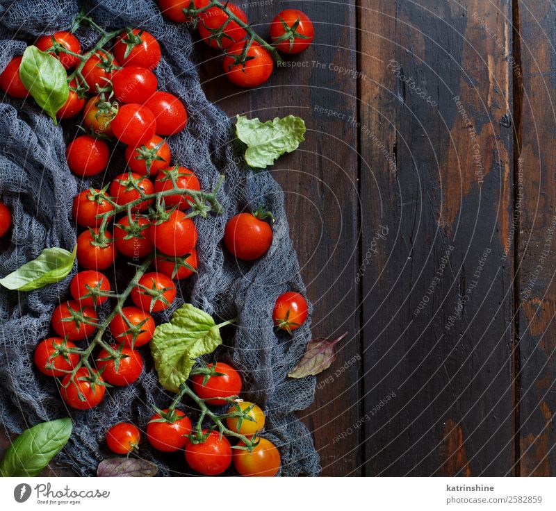 Kirschtomaten und Basilikum Gemüse Vegetarische Ernährung Diät Tisch Blatt frisch hell natürlich braun grün rot Essen zubereiten Lebensmittel Gesundheit Zutaten