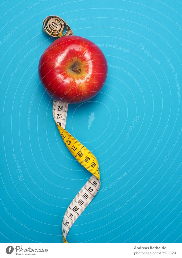 Apfel mit Maßband, Kalorien zählen, Weihnachten, Diät, Abnehmen Lebensmittel Frucht Bioprodukte Vegetarische Ernährung Fasten Lifestyle Gesundheit