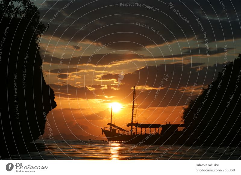 Ghostship at sunset Natur Wasser Himmel Horizont Sonne Sonnenaufgang Sonnenuntergang Küste Bucht Meer Passagierschiff Fähre Fischerboot Denken leuchten träumen