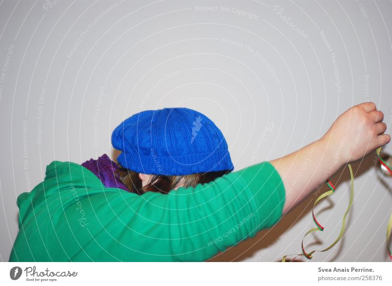 das leben ist ein Karneval. Arme Hand 1 Mensch 18-30 Jahre Jugendliche Erwachsene Mauer Wand Mütze Pullover Schal brünett Bewegung festhalten außergewöhnlich