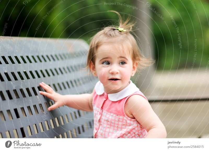 Liebenswertes kleines Mädchen, das in einem Stadtpark spielt. Lifestyle Freude Glück schön Freizeit & Hobby Spielen Sommer Kind Mensch Baby Kleinkind Kindheit 1