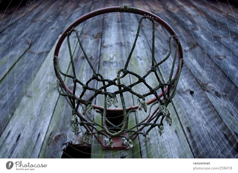 Basketballkorb Ruine alt hängen dunkel hoch kaputt oben trist blau grün rot Stimmung ruhig Unlust Einsamkeit Endzeitstimmung Tod Verfall Zerstörung vergangen