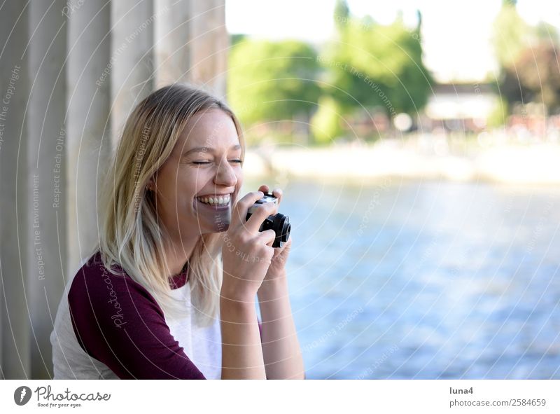 Frau mit alter Kamera Lifestyle Freude Glück schön Zufriedenheit Freizeit & Hobby Tourismus Sommer Fotokamera Junge Frau Jugendliche Erwachsene Wasser Fluss