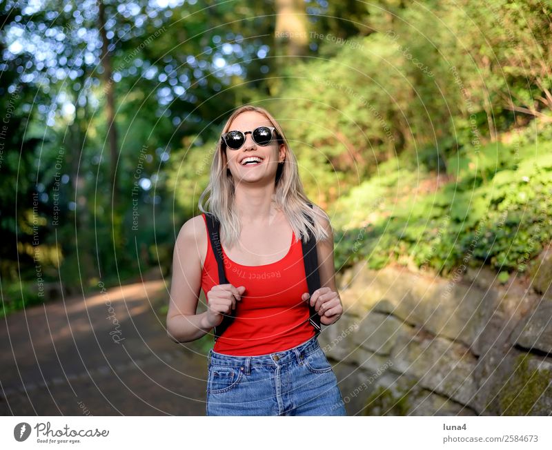 junge Frau im Park Lifestyle Freude Glück schön Zufriedenheit Erholung Freizeit & Hobby Tourismus Sommer wandern Student Junge Frau Jugendliche Erwachsene Baum