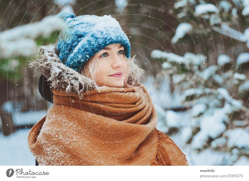 Winterportrait einer glücklichen jungen Frau Freude Ferien & Urlaub & Reisen Abenteuer Freiheit Schnee Erwachsene Natur Schneefall Wärme Baum Park Wald Mode