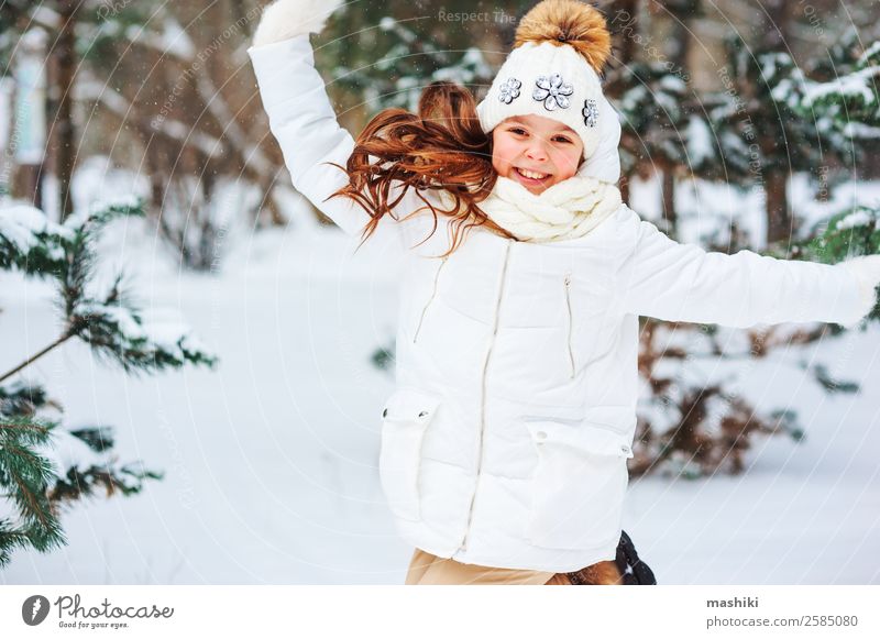 Winterporträt eines glücklichen Kindes Mädchens beim Spielen Freude Ferien & Urlaub & Reisen Abenteuer Freiheit Schnee Winterurlaub Kindheit Natur Schneefall