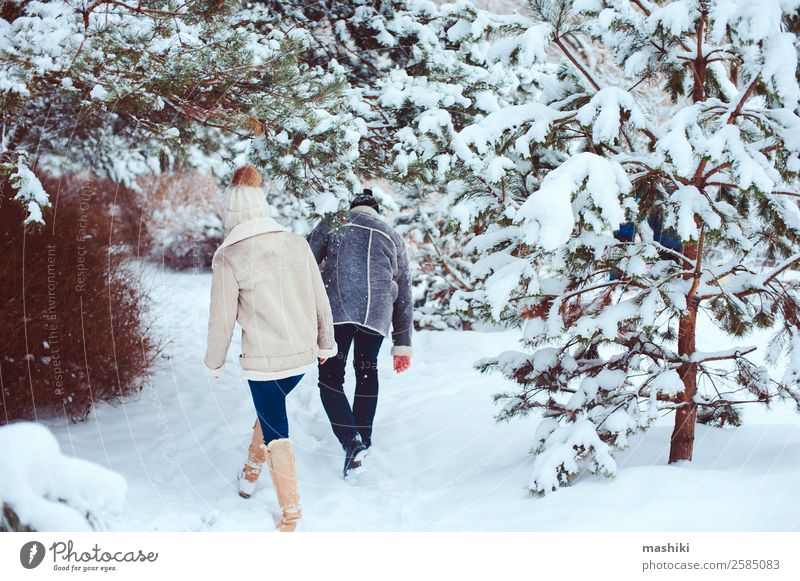 Lifestyle Winterportrait eines romantischen Paares beim Spazierengehen Freude Ferien & Urlaub & Reisen Abenteuer Freiheit Schnee Erwachsene Natur Schneefall
