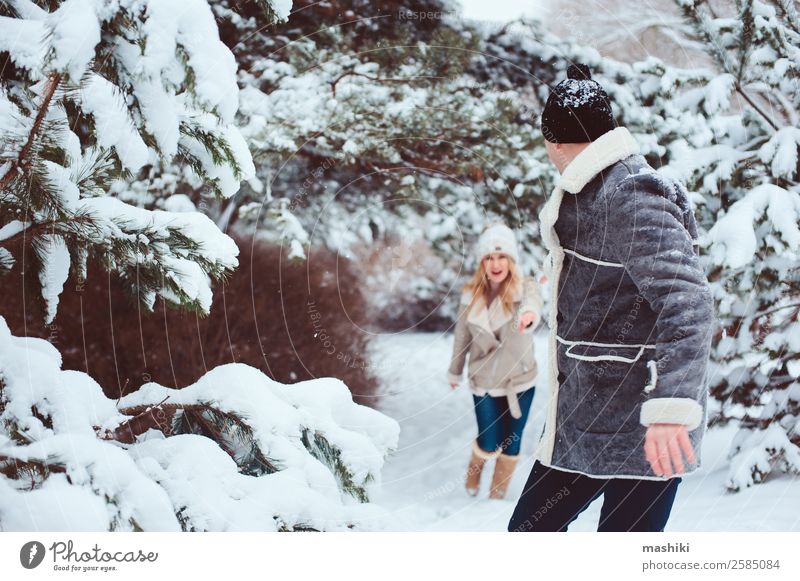 Lifestyle Winterportrait eines romantischen Paares beim Spazierengehen Freude Ferien & Urlaub & Reisen Abenteuer Freiheit Schnee Winterurlaub Frau Erwachsene