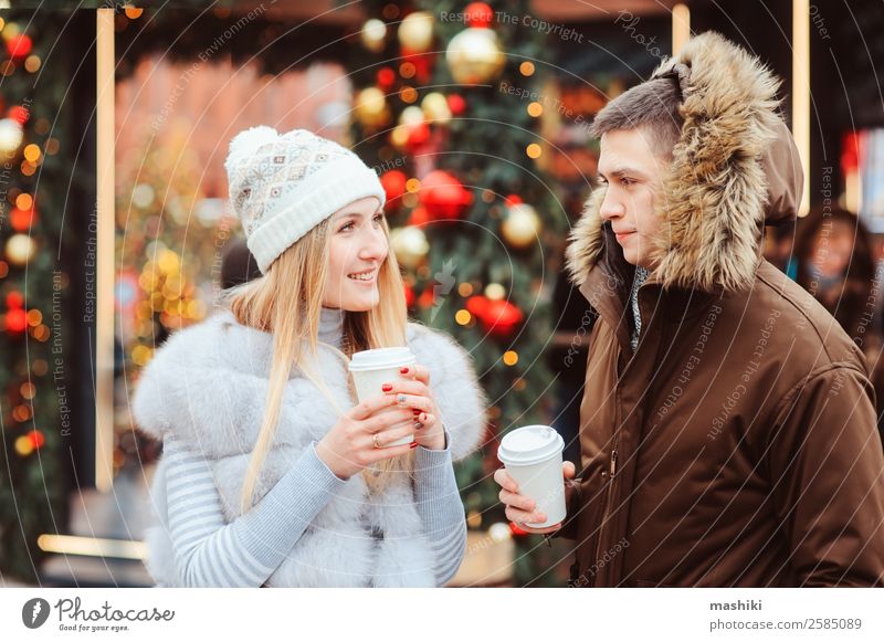 Weihnachtsporträt des glücklichen Paares mit Glühwein Tee kaufen Ferien & Urlaub & Reisen Winter Dekoration & Verzierung Silvester u. Neujahr Baum Straße