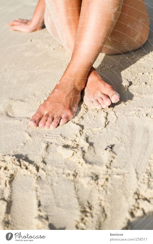 sandy Frau Mensch Jugendliche sitzen Strand Sand Sandstrand Beine Fuß Erholung Zufriedenheit Sonne Sonnenbad Ferien & Urlaub & Reisen schön Beautyfotografie