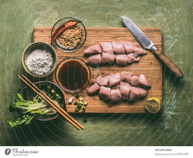 Hähnchebrust auf Schneidebrett mit Teriyaki Sauce Lebensmittel Fleisch Kräuter & Gewürze Öl Ernährung Mittagessen Abendessen Bioprodukte Diät Geschirr Stil