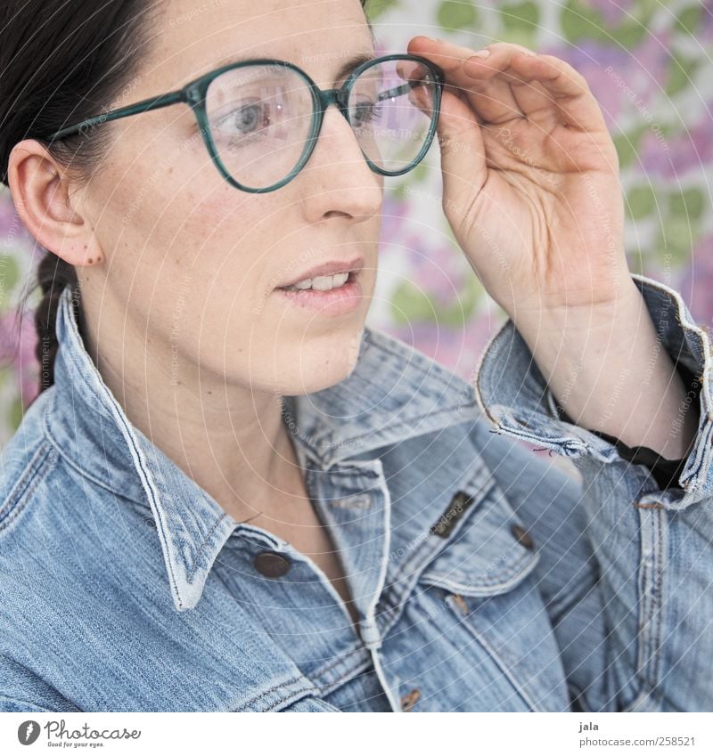 prüfblick Mensch feminin Frau Erwachsene Kopf Hand 1 30-45 Jahre Jacke Brille brünett beobachten Blick schön Farbfoto Innenaufnahme Kunstlicht