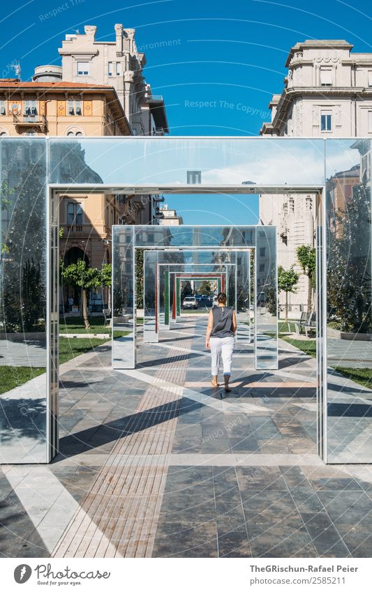 La Spezia Mensch feminin blau silber weiß Haus Spiegel Cinque Terre Italien Stadt Architektur Kunst Frau laufen Spaziergang entdecken Park Perspektive Farbfoto