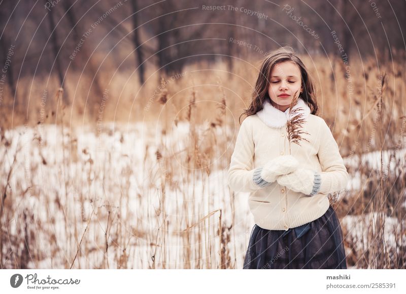 verträumtes Kind Mädchen beim Spaziergang im Winterwald Freude schön Freizeit & Hobby Schnee Kindheit Wetter Baum Wald Mode Mantel Pelzmantel Schal Handschuhe