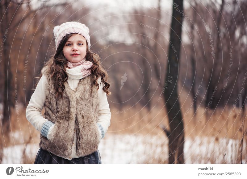 Winterportrait eines glücklichen Kindes Mädchens beim Spazierengehen Lifestyle Freude Freizeit & Hobby Ferien & Urlaub & Reisen Schnee Kindheit Wetter Wald Mode
