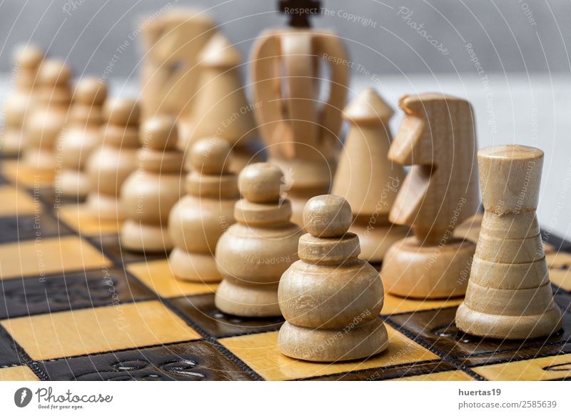 Spiel- und Schachfiguren Spielen Sport Kunst Pferd Konkurrenz Holzplatte Teile Strategie Schachbrett Schlacht Verstand Hintergrund schwarze Stücke weiße Stücke