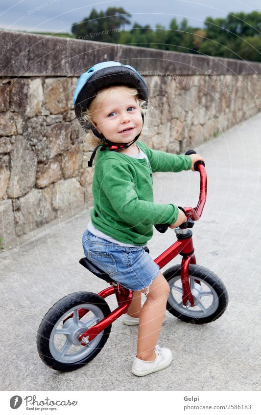 Kleines Kind fährt mit dem Fahrrad die Straße hinunter. Lifestyle Freude Glück Freizeit & Hobby Spielen Sommer Sport Fahrradfahren Mensch Baby Kleinkind Junge