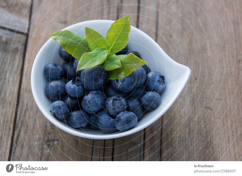 Heidelbeeren Lebensmittel Frucht Ernährung Bioprodukte Vegetarische Ernährung Schalen & Schüsseln Gesunde Ernährung Holz frisch Gesundheit lecker rund blau