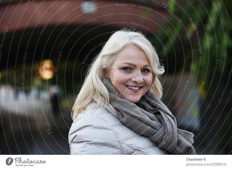 Abschiedsblick Mensch feminin Frau Erwachsene Weiblicher Senior 1 45-60 Jahre blond langhaarig drehen Kommunizieren Lächeln leuchten Blick authentisch frisch