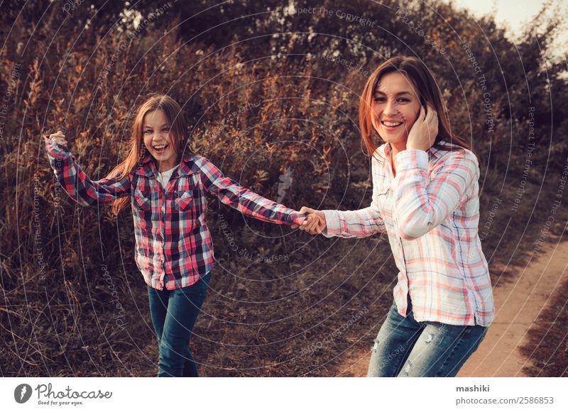 glückliche Mutter und Tochter auf dem Spaziergang im Sommer Lifestyle Freude Glück Spielen Ferien & Urlaub & Reisen Eltern Erwachsene Familie & Verwandtschaft