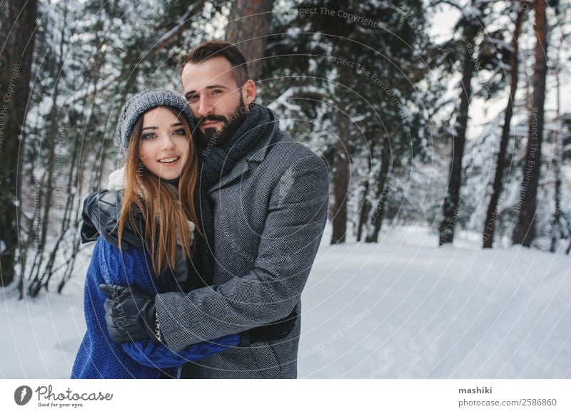 glücklich liebend Paar wandernd im verschneiten Winterwald Lifestyle Erholung Freizeit & Hobby Ferien & Urlaub & Reisen Freiheit Schnee Mann Erwachsene Wärme