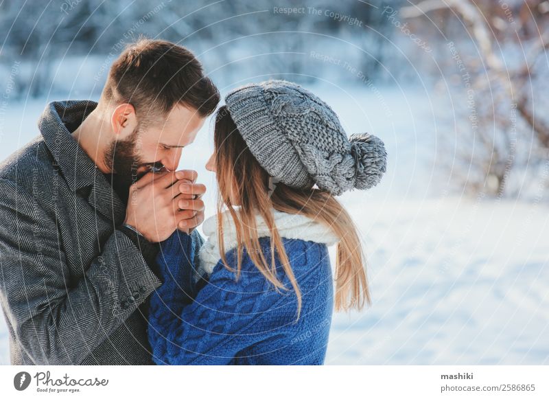 Lifestyle-Aufnahme eines glücklichen Paares beim Spazierengehen im verschneiten Wald Freude Freizeit & Hobby Ferien & Urlaub & Reisen Freiheit Winter Schnee
